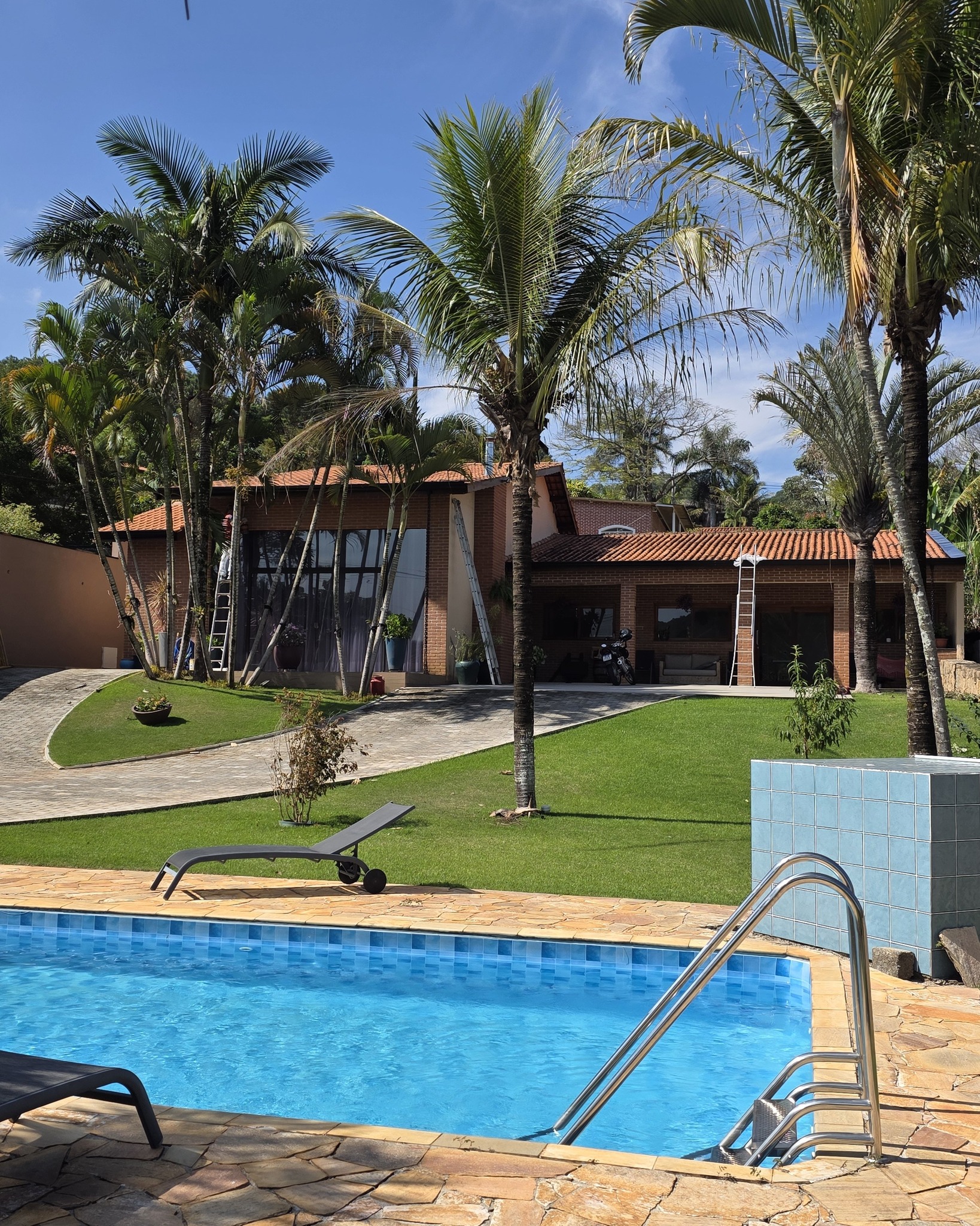 Residência de alto padrão com piscina e paisagismo, projeto de Angelo Bassi